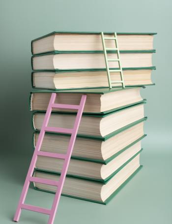 Pilha de livros em tons de verde com umas escadas de madeira rosa e verde em ponte num fundo verde pastel