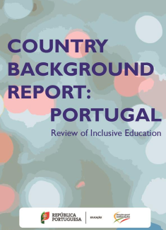 Capa do manual COUNTRY BACKGROUND REPORT:  PORTUGAL Review of Inclusive Education com letras azuis escuras e uma capa desfocada em tons de cinza, verde pastel e rosa com os logótipos da República Portuguesa e da Direção-Geral da Educação